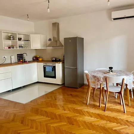 Two Bedroom -terrace- Parking- Walk To Beach *