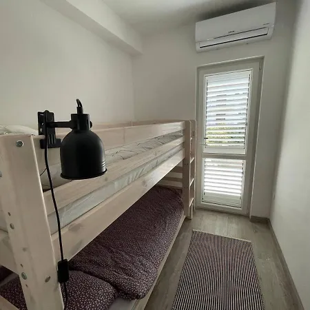 Two Bedroom -terrace- Parking- Walk To Beach דירה *
