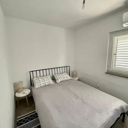 דירה Two Bedroom -terrace- Parking- Walk To Beach *