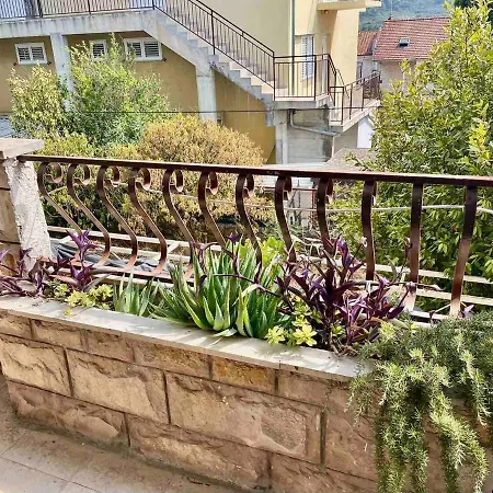 Two Bedroom -terrace- Parking- Walk To Beach *