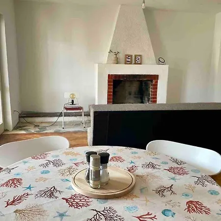 Two Bedroom -terrace- Parking- Walk To Beach דירה